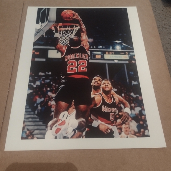 CLYDE THE GLYDE DREXLER BLAZERS SLAM DUNK💥8.5x11 ULTRA PREMIUM GLOSSY POSTER🔥 - Picture 2 of 6